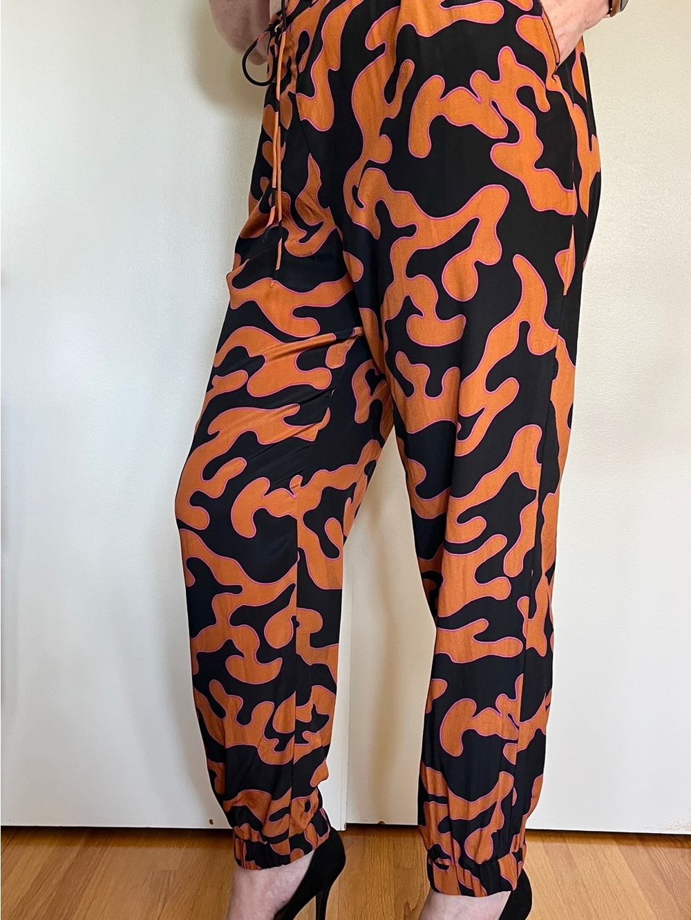 Diane Von Furstenberg Women’s Black & Orange Silk Abstract Print Parachute Pants